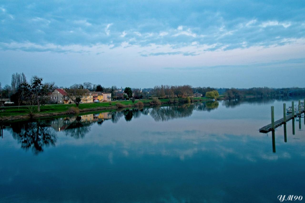 Spacieux Appartement, A-Mi-Chemin, Au Coeur De Tournus Luaran gambar